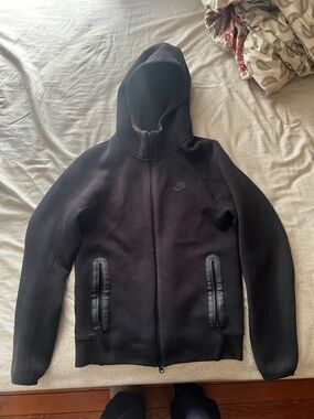 Black Nike tech fleece